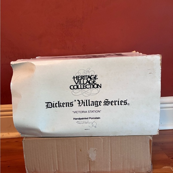 Dept 56 Dickens Village Series “Victoria Station” #5574-3 1989 - Picture 3 of 11